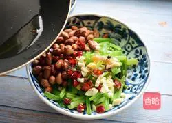 Illustration of how to make cold celery and peanuts 6