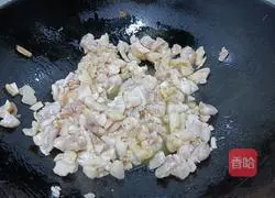 Illustration of how to make shumai with mushrooms and diced chicken 1