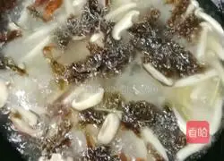 Illustration of how to make mushroom, seaweed and egg drop soup 12