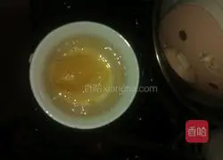 Illustration of how to make honey water 1