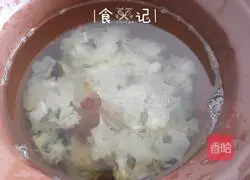 Illustration of how to make peach gum, saponin, rice and white fungus soup 7