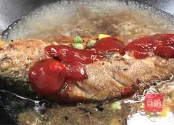 Recipe for yellow croaker in tomato sauce Illustration 7