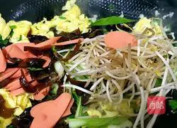 Illustration of a new way to stir-fry instant noodles 5