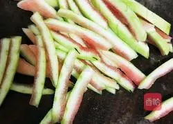 Illustration of how to make raw watermelon rind drink 3