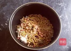 Soybean, Peanut and Pig's Feet Soup Recipe Illustration 5