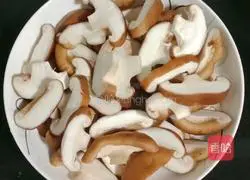 Illustration of how to make potato and mushroom mixed with cheese noodles 2