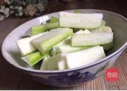 Illustration of how to make loofah and egg noodle soup 1