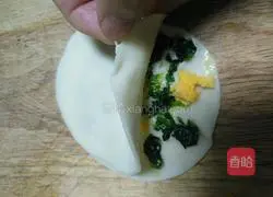 Illustration of how to make tomato, egg and spinach noodles 7