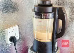 Strengthen immunity-Illustration of how to make black bean and peanut soy milk 4