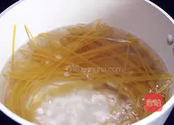 Illustration of how to make seafood pasta 3