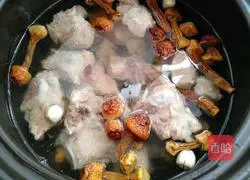 Illustration of Poria, Agaricus Blazei and Spare Ribs Soup 11