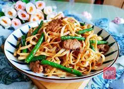 Illustration of how to make steamed beans and braised noodles 13