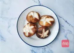 Illustration of how to make fish maw chicken in golden soup 4