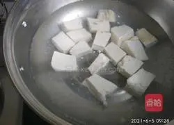 Illustration of how to make cabbage, wolfberry and tofu soup 6