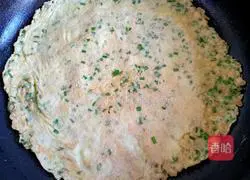 Illustration of how to make leek and shrimp skin egg rolls 11