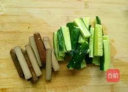 Illustration of how to make cucumbers mixed with dried beans 2