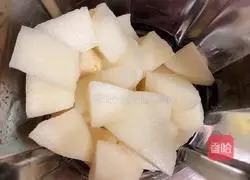 Illustration of how to make ginkgo lily and pear juice 4