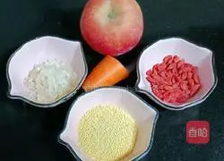 Illustration of how to make apple, carrot and millet paste 1