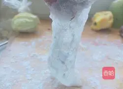 Illustration of how to make red oil shrimp crackers 2