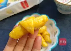 Illustration of how to make pumpkin croissants 14