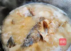 Illustration of how to make crucian carp white jade soup 4