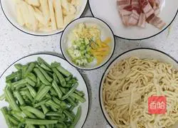 Pork belly and beans Illustration of how to make potato braised noodles 1