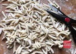 Illustration of how to make scissor noodles ✂️9