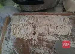 Illustration of how to make eggplant braised hand-rolled noodles 4