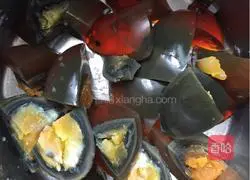 Illustration of how to make loofah, preserved egg and tofu soup 3