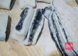 Illustration of how to make black sesame and multigrain flower rolls 8