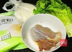 Illustration of how to make lettuce and beef dumplings 1