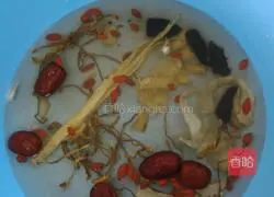 Illustration of how to make black chicken soup 3