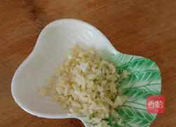 Illustration of how to make garlic vermicelli and enoki mushrooms 3