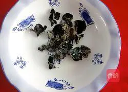 Illustration of how to make fungus and egg soup 1