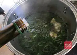 Illustration of how to make wolfberry leaf fish soup 10