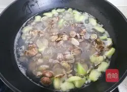 Illustration of how to make clam and luffa soup 10