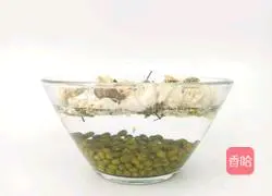 Illustration of how to use chrysanthemum and mung bean drink to relieve fatigue and protect liver 2