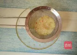 Illustration of how to make carambola, apple and honey juice 8