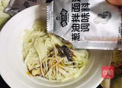 Mix with scallion oil Illustration of making noodles 6