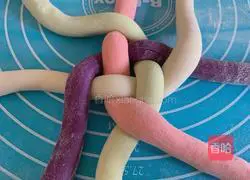  Illustration of how to make hydrangea steamed buns 4