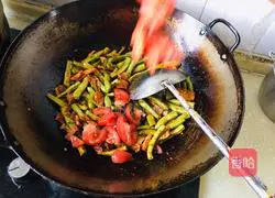 Illustration of how to make steamed beans and braised noodles 9