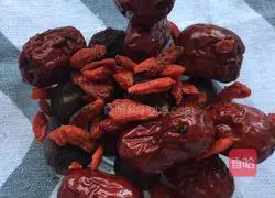 Illustration of how to make red dates, longan and wolfberry tea 2