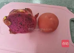 Illustration of how to make dragon fruit and tomato whitening juice 1