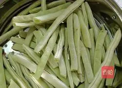 Illustration of how to make potatoes and stewed beans and pancakes in one pot 2