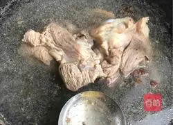 Illustration of how to stew large bone sticks with pickled cabbage 4