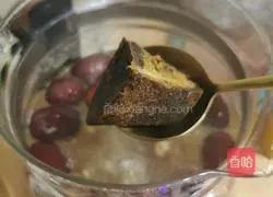 Illustration of how to make longan, red dates and barley soup 9