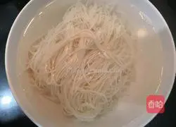 Illustration of how to make fried noodles with small tomatoes 5