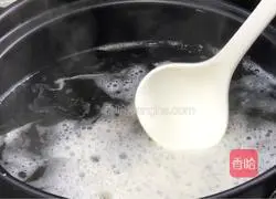 Illustration of how to make wolfberry tofu and kelp soup 3