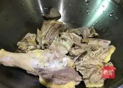 Illustration of how to make Houttuynia cordata old duck soup 4