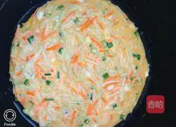 Illustration of how to bake cucumber, carrot shreds and eggs in rice cooker 9